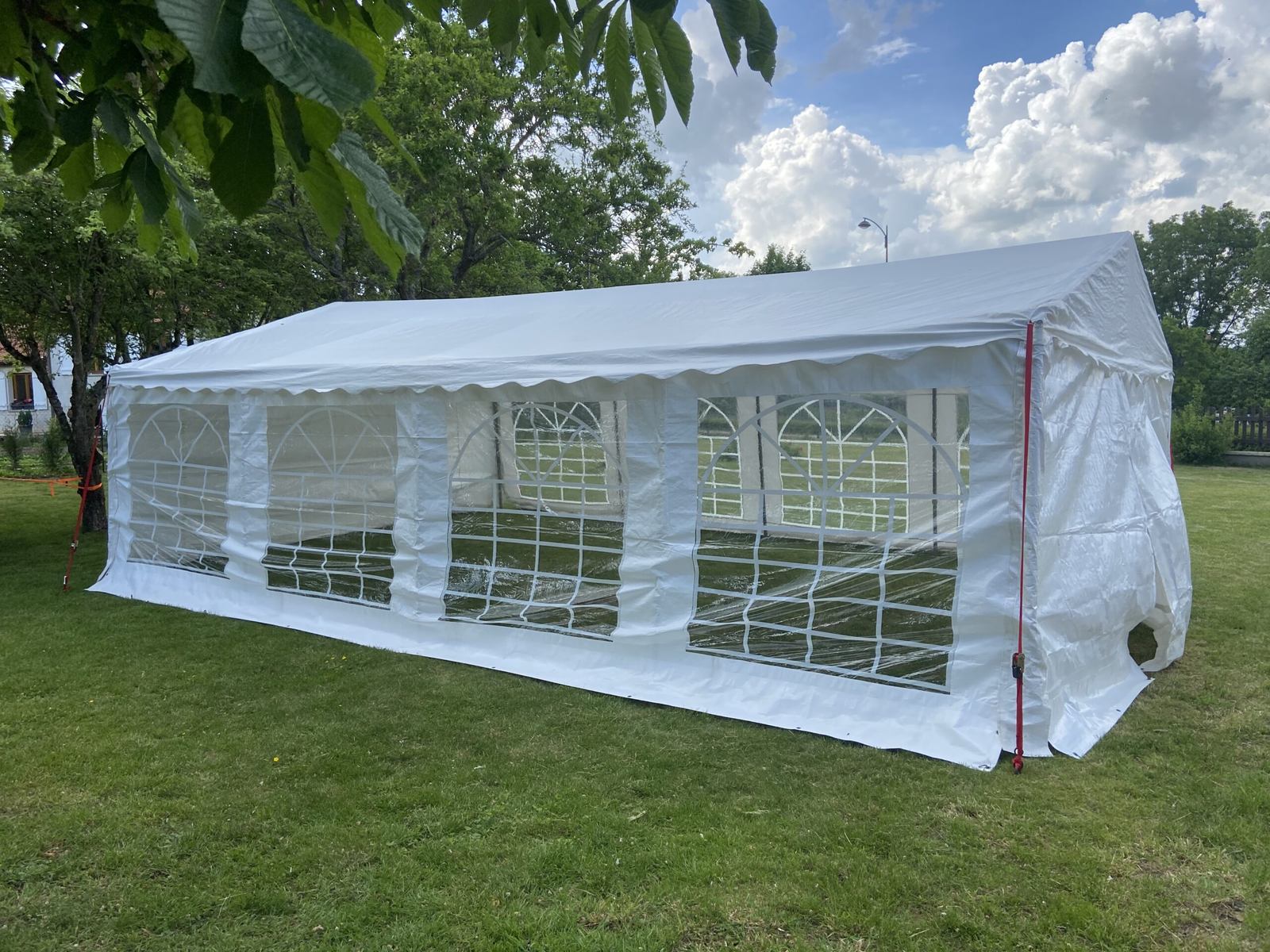 Chapiteau installé devant une salle des fêtes