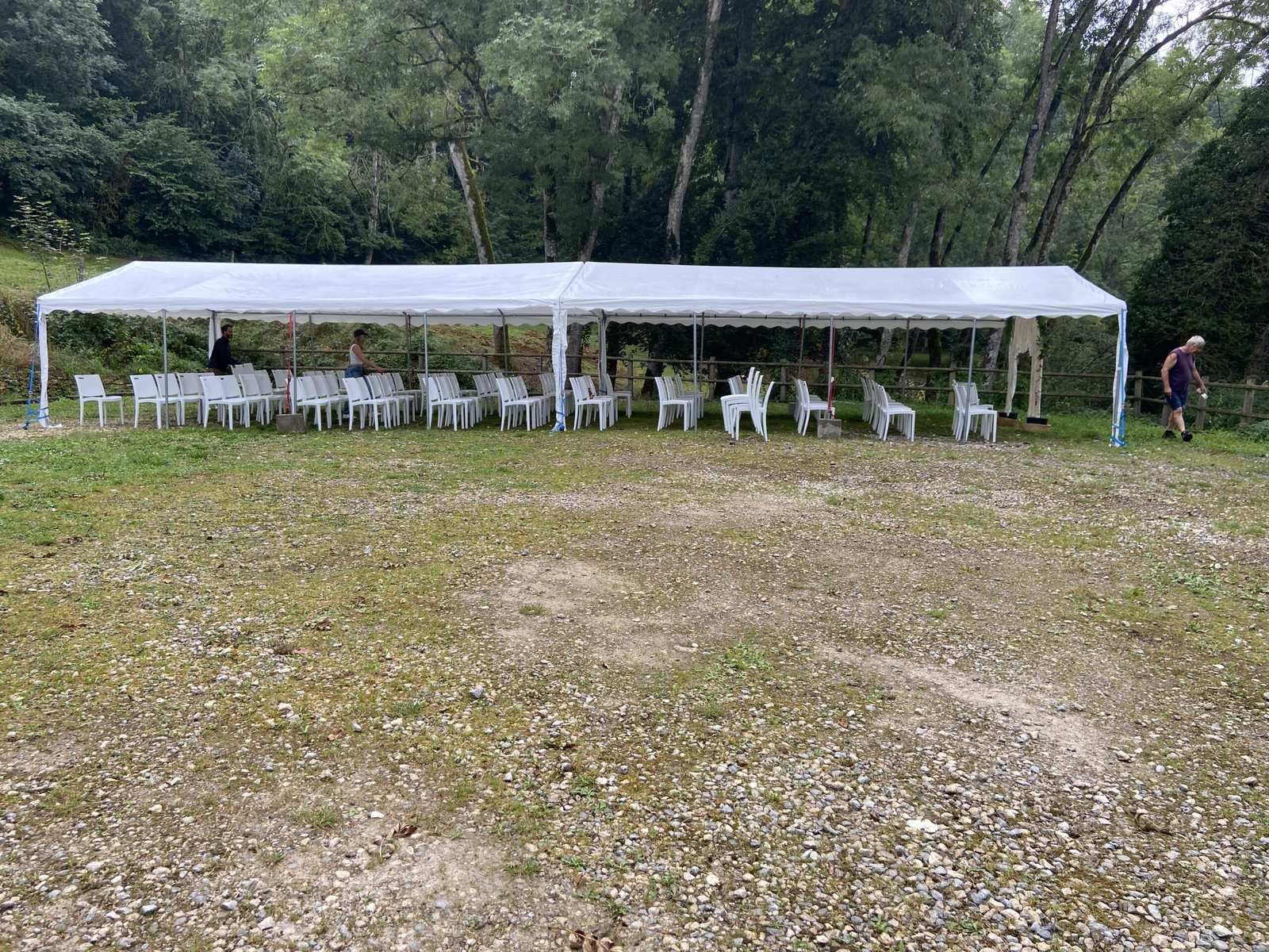Chapiteau de 50 m² monté sur un terrain communal